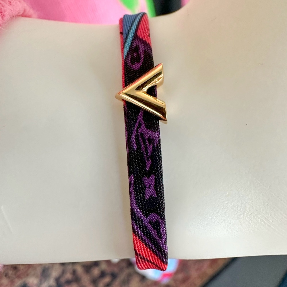 💎Louis Vuitton Silk Be Mindful V Bracelet